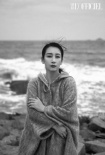 秦海璐中國風意境大片曝光 置身滄海礁石自在悠遠