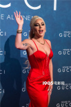 《古馳家族》米蘭首映 Lady Gaga吊帶裙艷麗性感