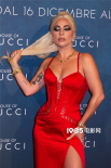 《古驰家族》米兰首映 Lady Gaga吊带裙艳丽性感