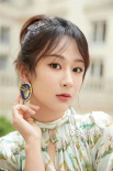 楊紫復(fù)古長裙寫真曝光 氣質(zhì)優(yōu)雅成熟女人味十足