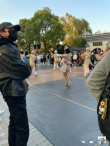 儿儿快来犯花痴！网友迪士尼偶遇蔡徐坤酷帅低调