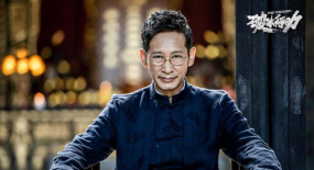 他是毒梟東叔，太監(jiān)楊金水，也是國舅爺言侯爺，更是演員王勁松