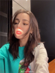 美女贴贴！迪丽热巴晒光影自拍 红唇嘟嘴俏皮美艳