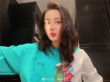 美女贴贴！迪丽热巴晒光影自拍 红唇嘟嘴俏皮美艳