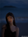 赵露思晒海边光影氛围大片 黑色吊带清纯又性感