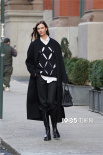 超模小KK大衣配马靴帅气十足 路边拦车宛如拍画报