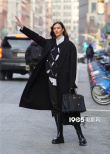 超模小KK大衣配马靴帅气十足 路边拦车宛如拍画报