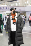 黄晓明离婚后首现身 穿长羽绒服独自出行状态好