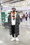 黄晓明离婚后首现身 穿长羽绒服独自出行状态好