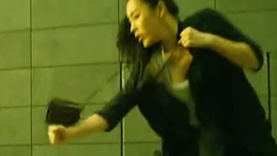 女子单挑飞车贼 拳拳到肉 真是太刺激了