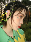 鬼马少女！欧阳娜娜晒随拍 春日气息满满彩色头饰吸睛