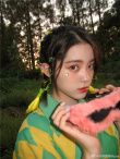鬼马少女！欧阳娜娜晒随拍 春日气息满满彩色头饰吸睛