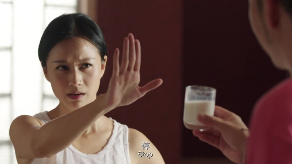 为了让前女友喝药，男子也是用尽了办法，可结果却十分不理想