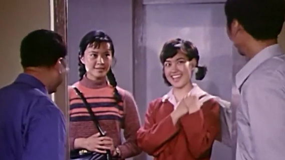 瞧这一家子：两个姑娘登门，父亲认错儿媳场面太尴尬