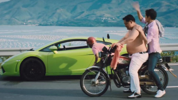 请叫我英雄：开豪车去兜风，结果没油了，用豪车换了摩托车