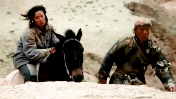 《血性山谷》02小鬼子想玷污妇女 幸好小伙出手相救