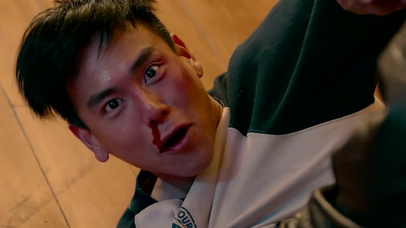 《匆匆那年》：滑冰遇上小混混找事，倪妮一句话激起彭于晏斗志