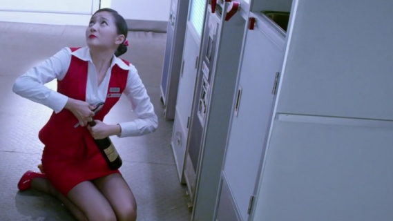 关晓彤服务飞机乘客，卑躬屈膝都跪地上了