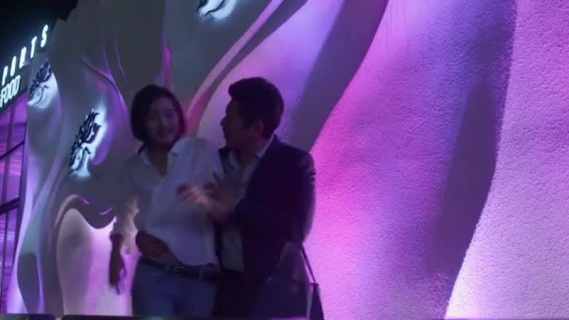 关晓彤以为当空姐是免费旅游，结果成天就是扛包刷厕所