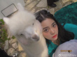 羊駝也愛美女！歐陽娜娜分享春日大片對鏡賣萌