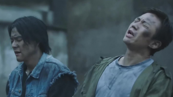 彭于晏冒火救遗像跟骨灰，邓超刚夸完孝顺回头就被打脸