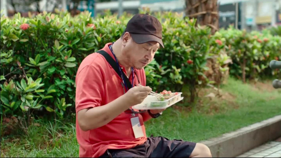 看见小偷偷钱包，范伟又把钱包偷了回去