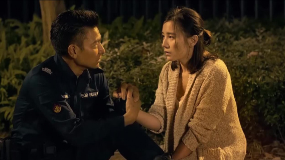 宋佳被绑架手握炸弹，刘德华制作沙包阵化解危机