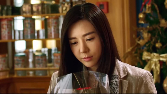 小伙为了让女孩爱上自己，请群众演员帮他演戏