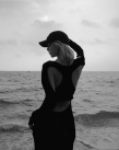瘋狂嘶哈！Lisa海邊隨拍 穿裹身半透長裙秀美背