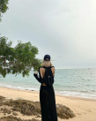 瘋狂嘶哈！Lisa海邊隨拍 穿裹身半透長裙秀美背