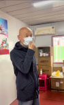 网友社区做检测偶遇葛优 慰问医护人员亲切合影