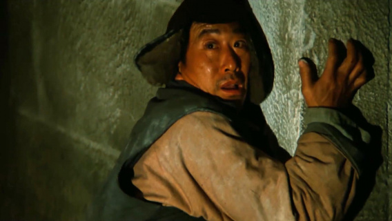 李一光回到墓地取珠宝，做贼心虚以为珍妃复活吓到腿软