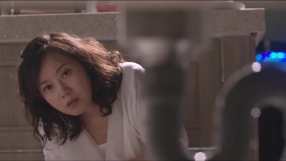 闫妮半夜给陌生人开门，邻居随手敲水管，险遭生命危险