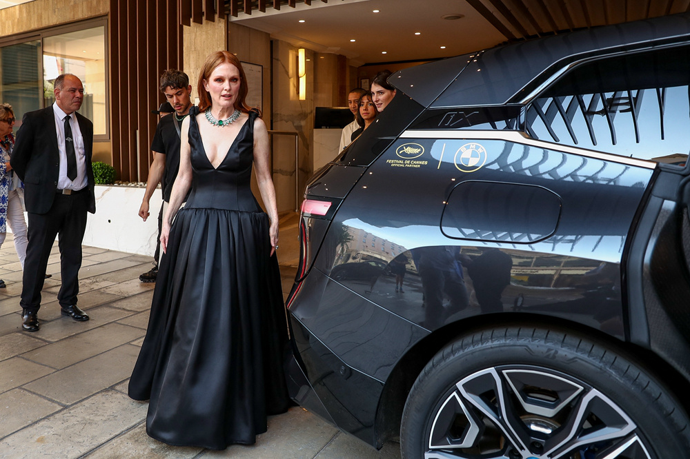 61岁朱丽安·摩尔亮相戛纳 黑裙配绿宝石优雅大气