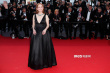 61岁朱丽安·摩尔亮相戛纳 黑裙配绿宝石优雅大气