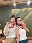 薛凱琪曬與徐夢(mèng)桃合影 手拿奧運(yùn)獎(jiǎng)牌獲簽名冰墩墩
