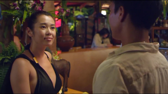 小混混本想趁舞会混乱揩油，被美女盖着头猛打