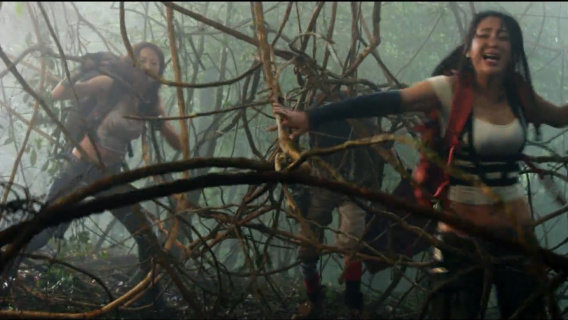 原始丛林处处是陷阱，美女旅行者被杀人藤缠住