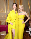 安妮·海瑟薇Lisa活动同框 同着黄色礼服各有各美