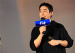 《人生大事》武汉路演 朱一龙回乡难掩兴奋弹唱歌曲