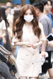 張含韻拍電影版《愛(ài)很美味》 卷發(fā)短裙可愛(ài)又減齡