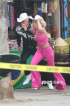 表情亮了！高司令、羅比拍《芭比》 兩人落荒而逃