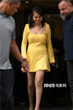赛琳娜·戈麦斯现身伦敦街头 鹅黄色连衣裙精致俏丽
