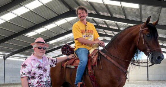 阿莫多瓦新片曝光幕后照 主演佩德罗·帕斯卡亮相