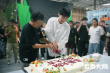 《县委大院》杀青！胡歌张新成等手捧鲜花笑容灿烂