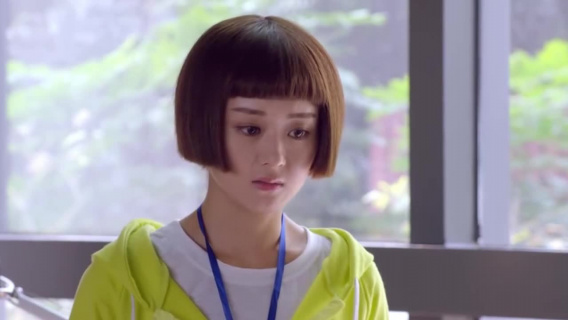 赵丽颖不习惯穿高跟鞋，平底鞋被上司剪断