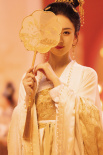梦回知否！赵丽颖曝古装大片 团扇半遮面温婉可人