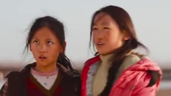 女孩们离家出走找妈妈，结果被陌生人送回家