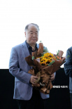 莫言《無負今日》首映笑侃余華：應該改行表演