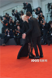 休·杰克曼新片威尼斯首映 与妻子红毯上深情拥吻撒狗粮
